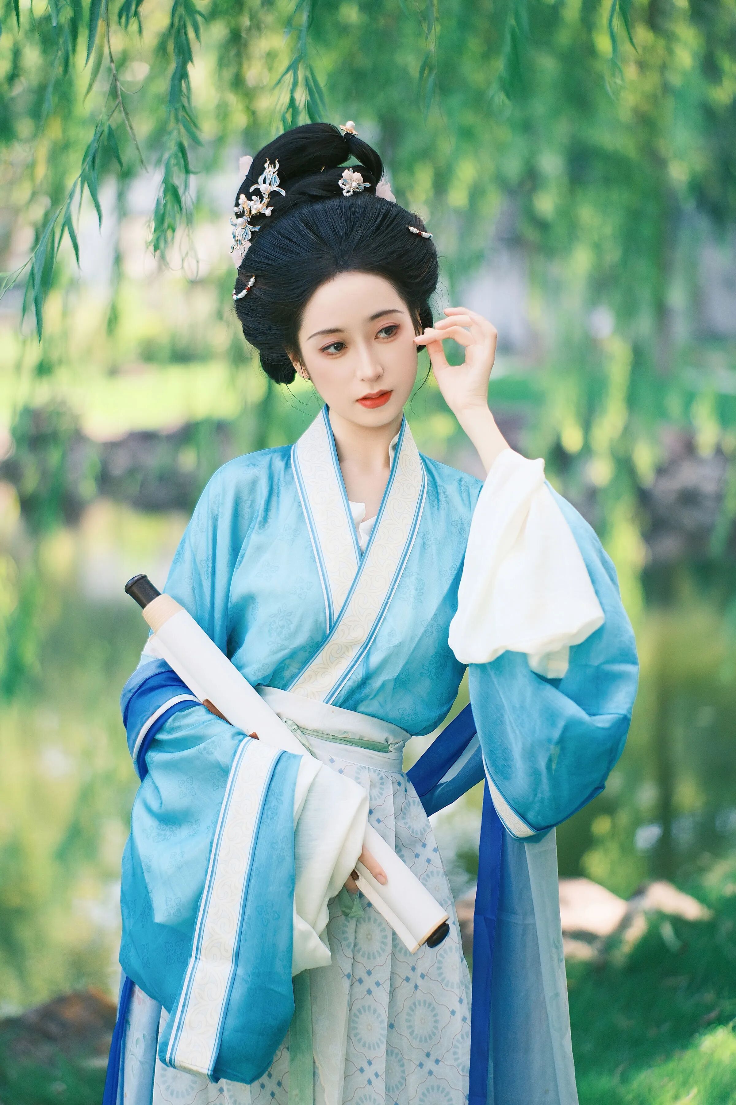 湖畔垂柳汉服写真教程:蓝白交领配书卷,6个道具构图拍出温婉书卷气 - 第2张 - 汉服颂 湖畔垂柳汉服写真教程:蓝白交领配书卷,6个道具构图拍出温婉书卷气 - 第2张