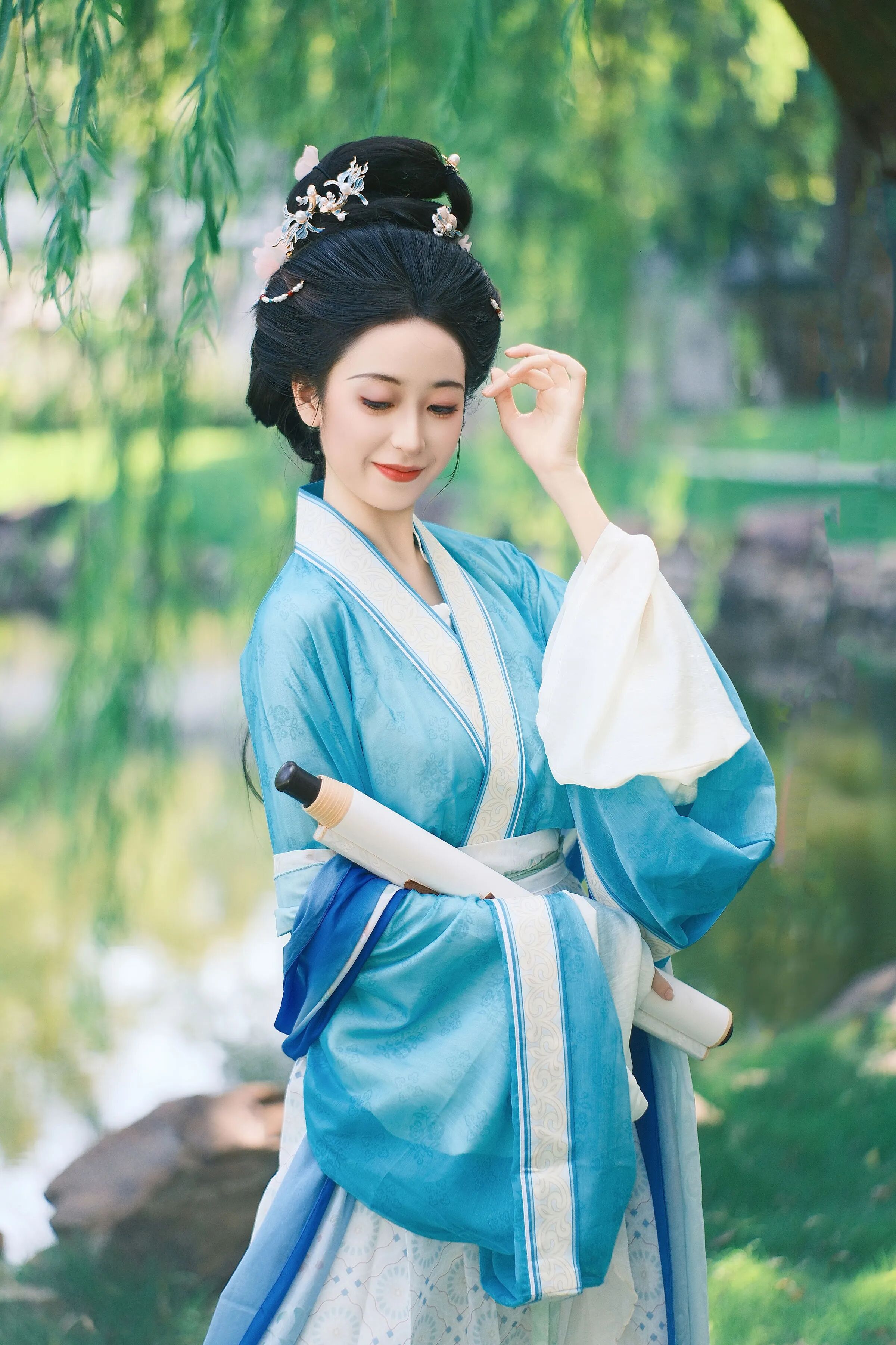 湖畔垂柳汉服写真教程:蓝白交领配书卷,6个道具构图拍出温婉书卷气 - 第3张 - 汉服颂 湖畔垂柳汉服写真教程:蓝白交领配书卷,6个道具构图拍出温婉书卷气 - 第3张