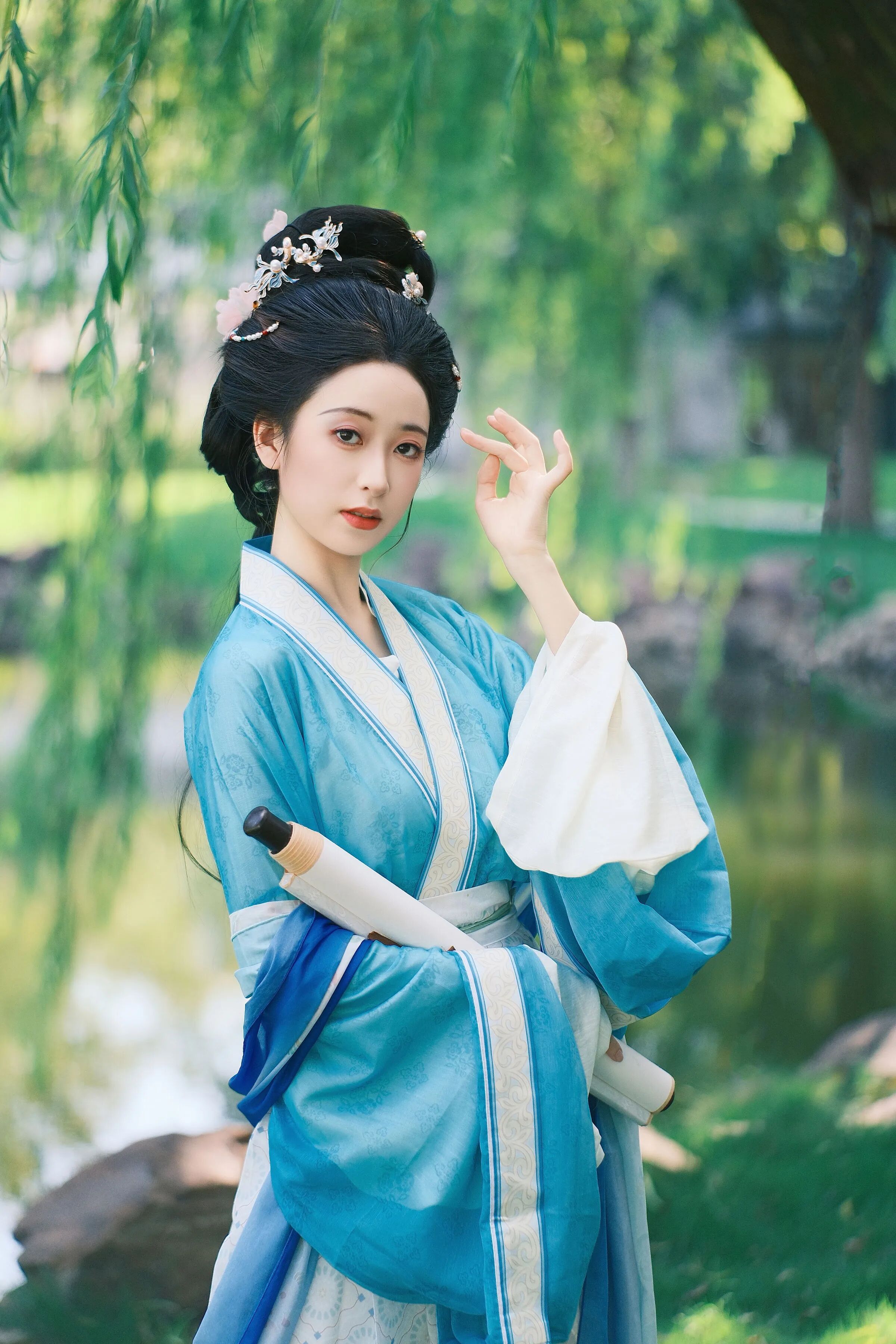 湖畔垂柳汉服写真教程:蓝白交领配书卷,6个道具构图拍出温婉书卷气 - 第4张 - 汉服颂 湖畔垂柳汉服写真教程:蓝白交领配书卷,6个道具构图拍出温婉书卷气 - 第4张