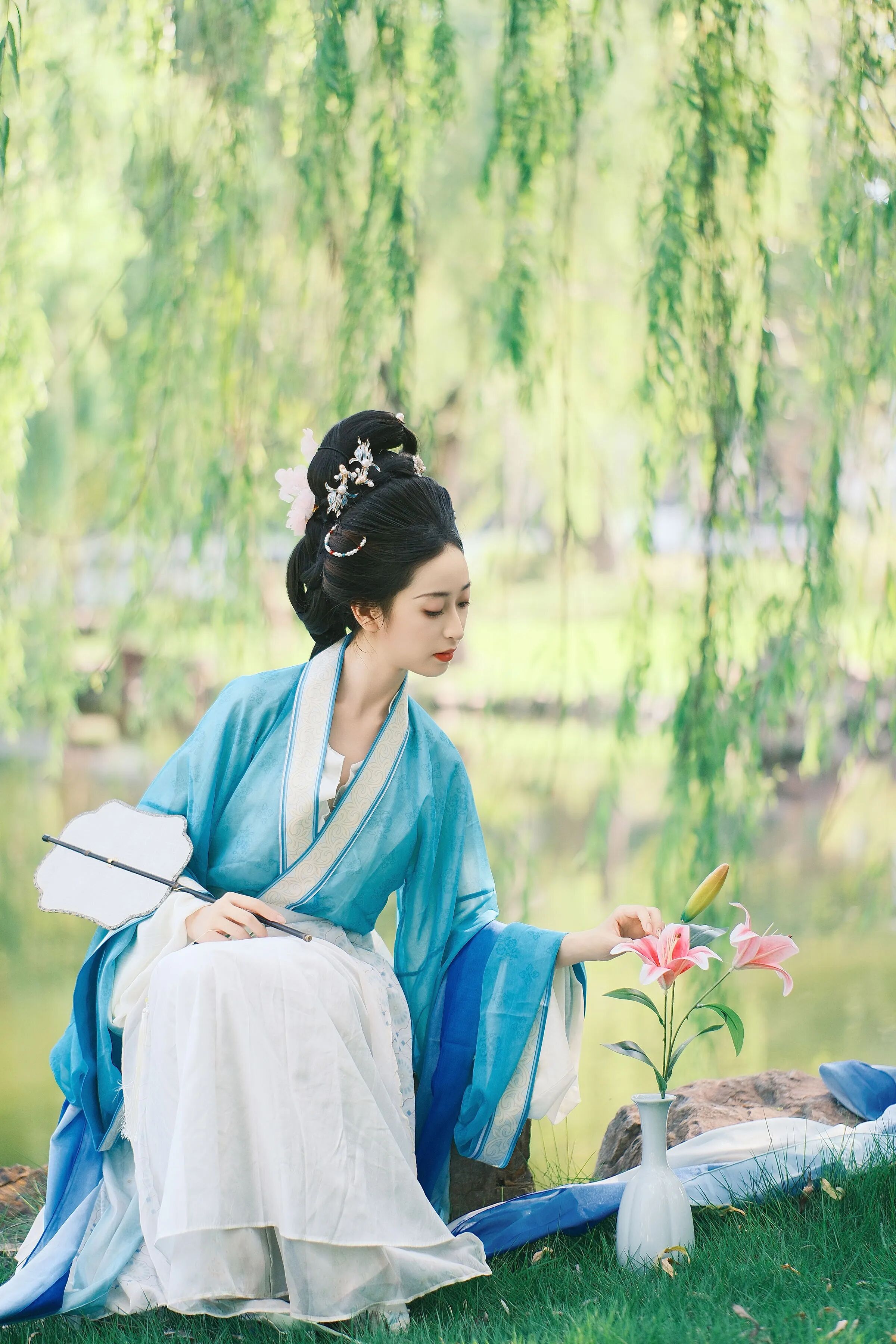 湖畔垂柳汉服写真教程:蓝白交领配书卷,6个道具构图拍出温婉书卷气 - 第5张 - 汉服颂 湖畔垂柳汉服写真教程:蓝白交领配书卷,6个道具构图拍出温婉书卷气 - 第5张