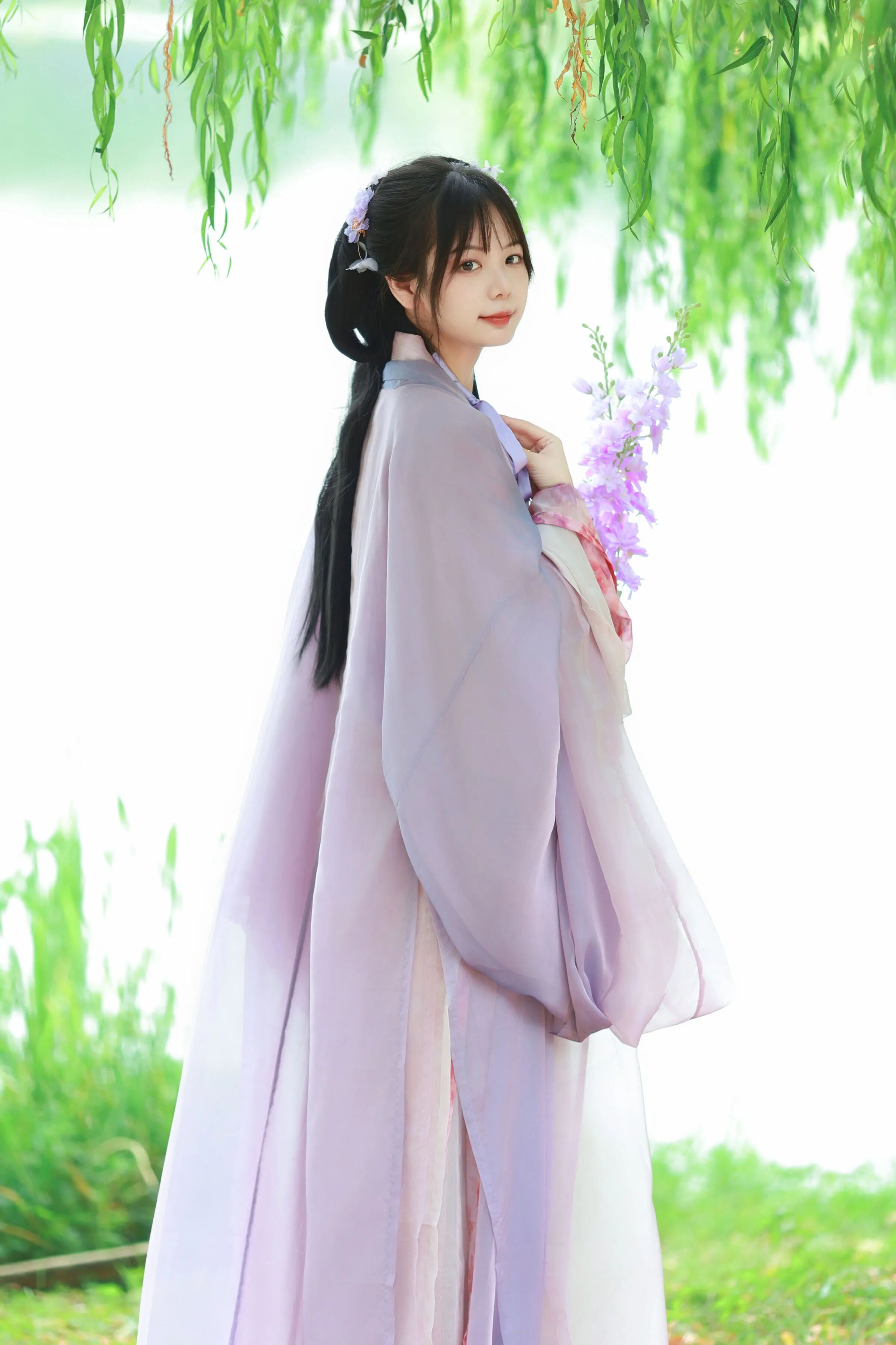湖畔柳荫汉服写真教程:淡紫纱衣配花束书册,5个古风姿态拍出温柔仙气 - 第1张 - 汉服颂 湖畔柳荫汉服写真教程:淡紫纱衣配花束书册,5个古风姿态拍出温柔仙气 - 第1张