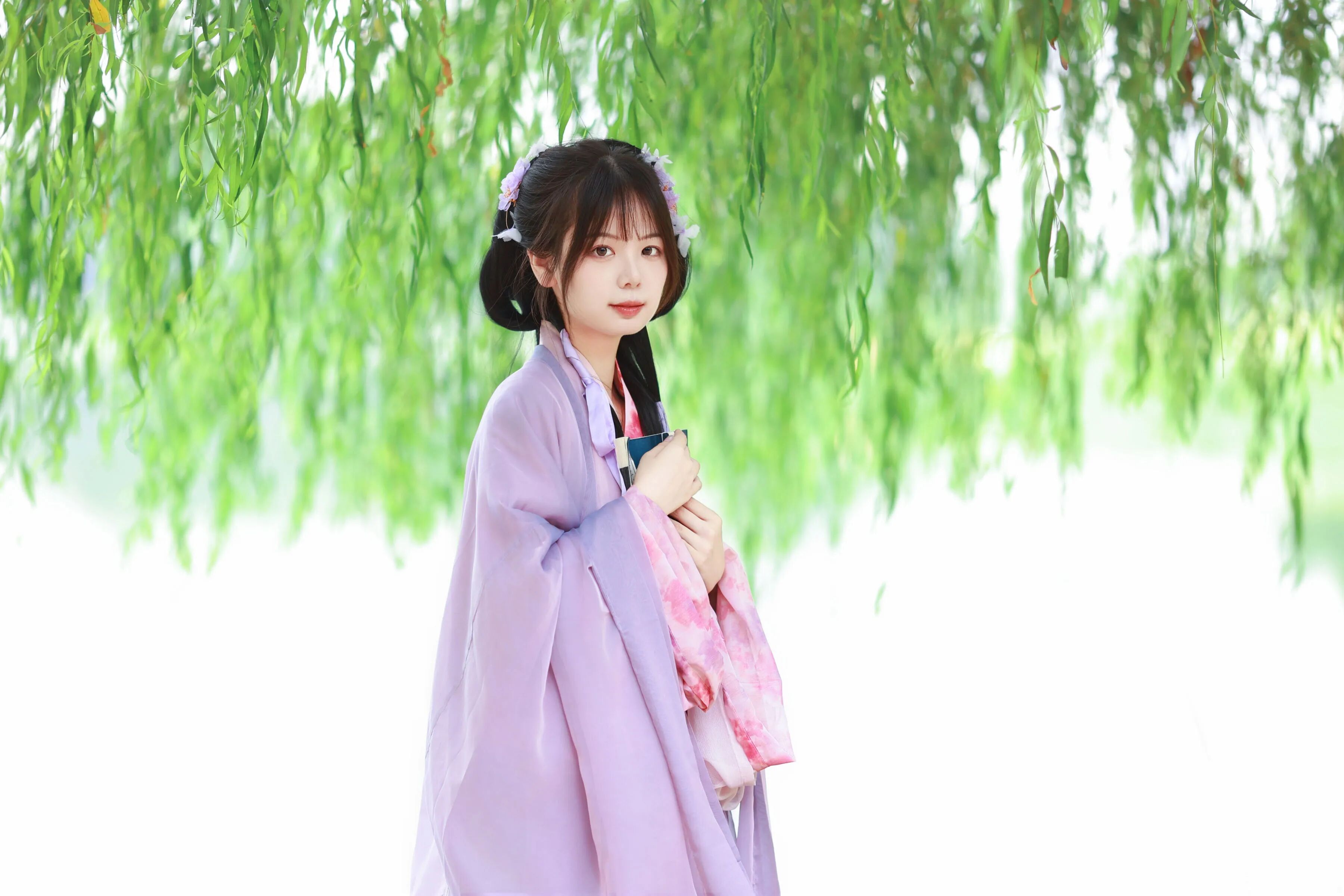 湖畔柳荫汉服写真教程:淡紫纱衣配花束书册,5个古风姿态拍出温柔仙气 - 第2张 - 汉服颂 湖畔柳荫汉服写真教程:淡紫纱衣配花束书册,5个古风姿态拍出温柔仙气 - 第2张