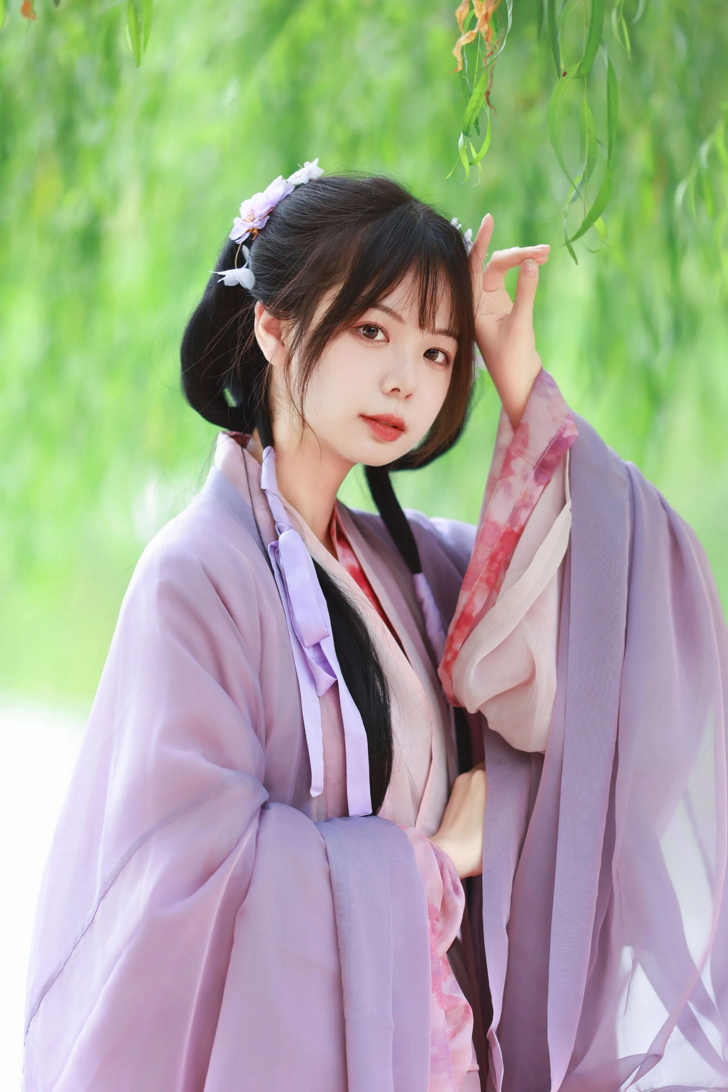 湖畔柳荫汉服写真教程:淡紫纱衣配花束书册,5个古风姿态拍出温柔仙气 - 第3张 - 汉服颂 湖畔柳荫汉服写真教程:淡紫纱衣配花束书册,5个古风姿态拍出温柔仙气 - 第3张