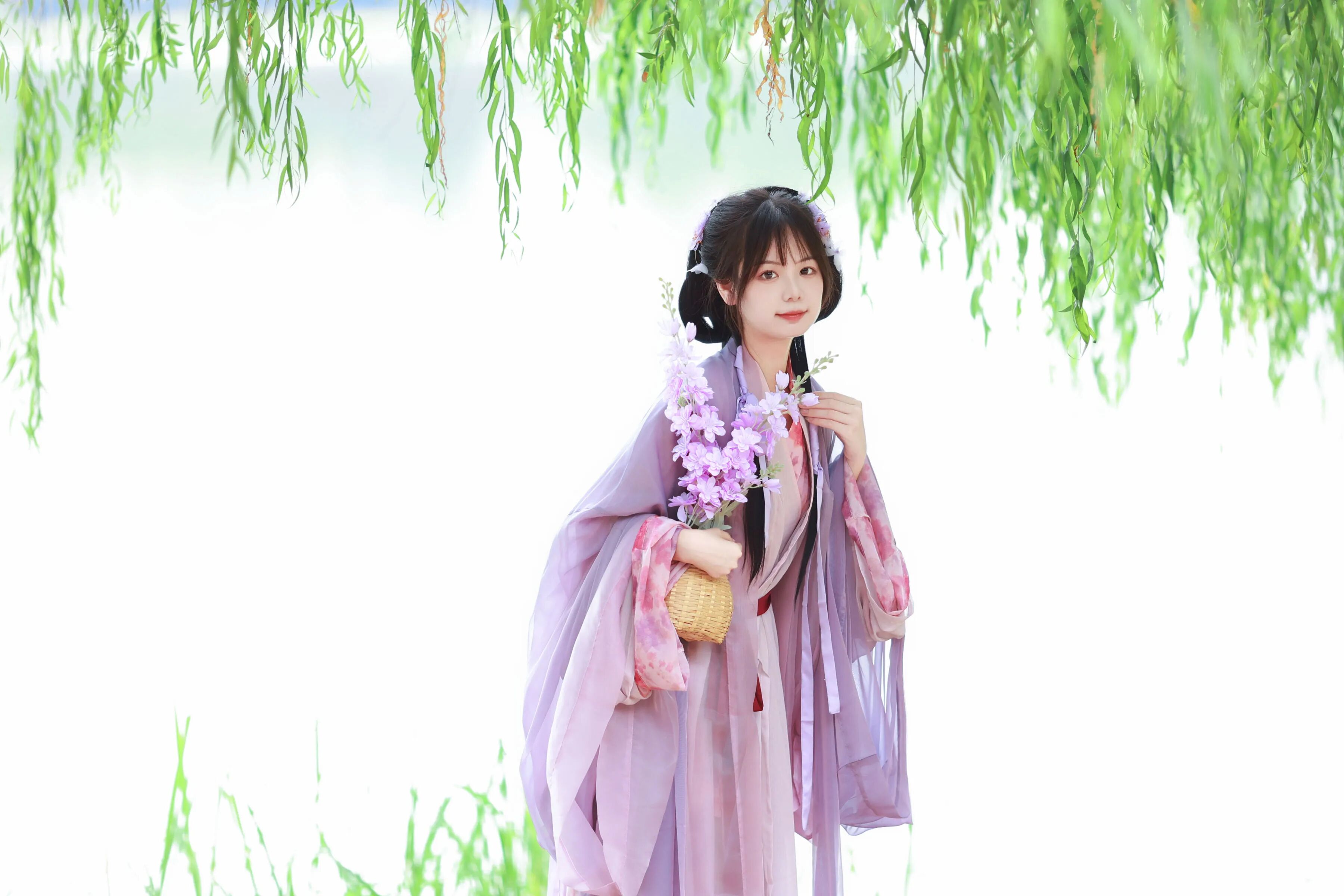 湖畔柳荫汉服写真教程:淡紫纱衣配花束书册,5个古风姿态拍出温柔仙气 - 第4张 - 汉服颂 湖畔柳荫汉服写真教程:淡紫纱衣配花束书册,5个古风姿态拍出温柔仙气 - 第4张