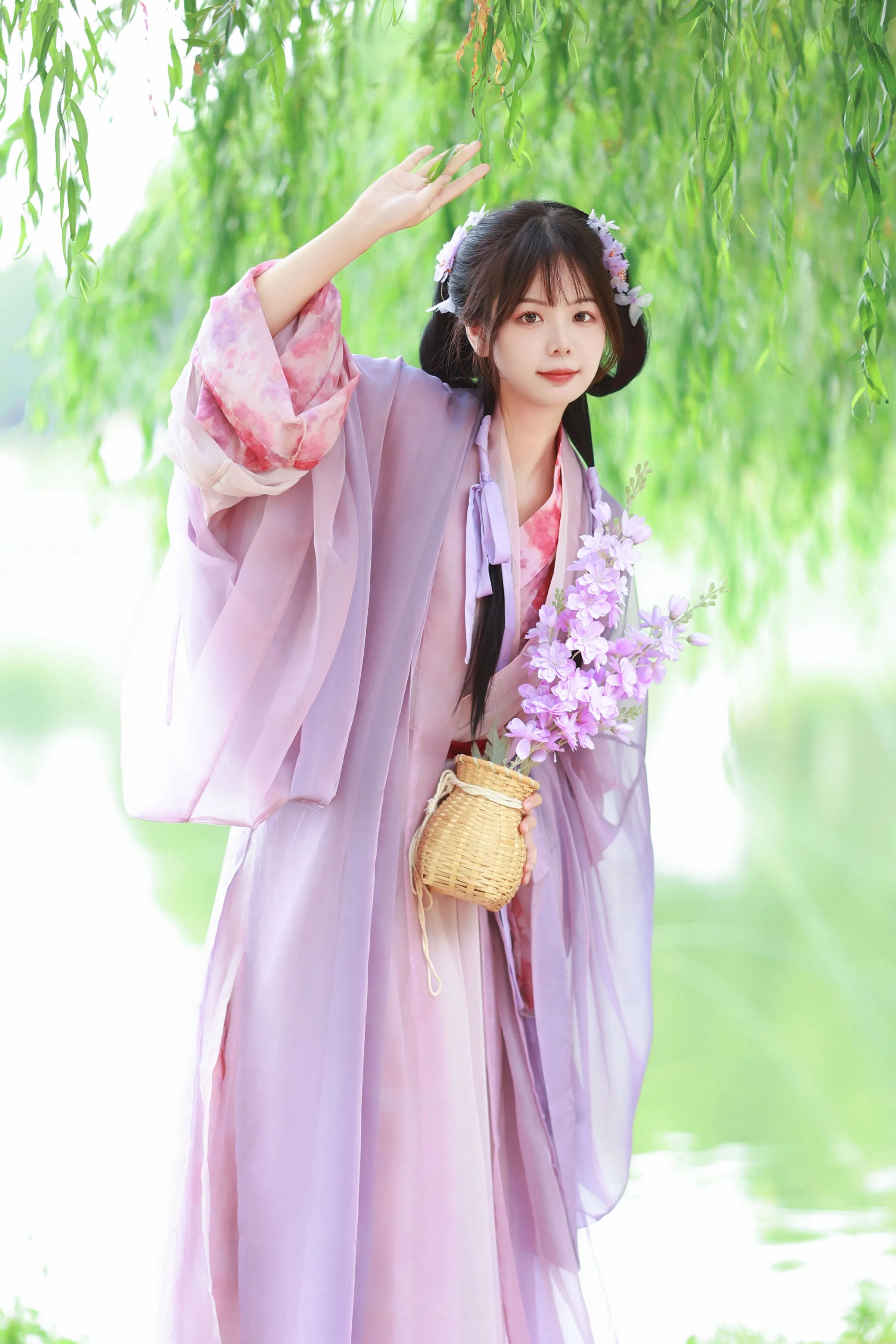 湖畔柳荫汉服写真教程:淡紫纱衣配花束书册,5个古风姿态拍出温柔仙气 - 第5张 - 汉服颂 湖畔柳荫汉服写真教程:淡紫纱衣配花束书册,5个古风姿态拍出温柔仙气 - 第5张