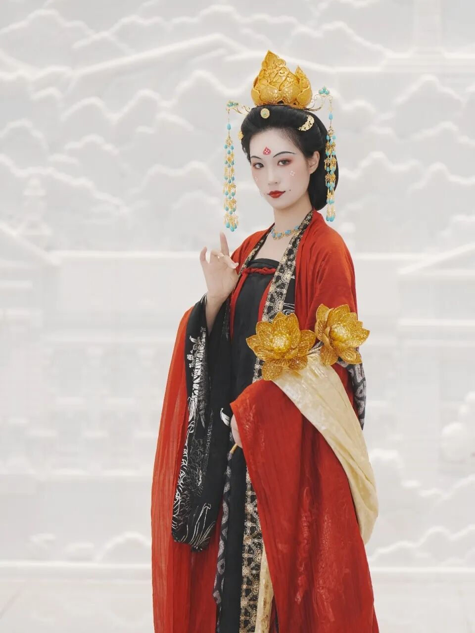 天上宫阙在武汉!一女子身着汉服打卡白玉浮雕墙获赞 - 第3张 - 汉服颂 天上宫阙在武汉!一女子身着汉服打卡白玉浮雕墙获赞 - 第3张