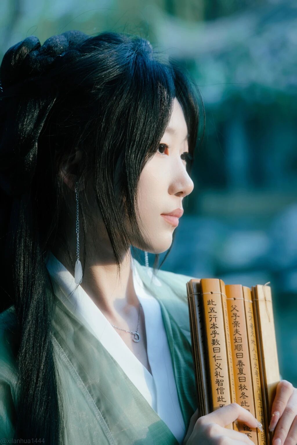 江南园林汉服写真教程:浅绿纱质汉服配竹简团扇,7个构图拍出清冷书卷气 - 第1张 - 汉服颂 江南园林汉服写真教程:浅绿纱质汉服配竹简团扇,7个构图拍出清冷书卷气 - 第1张