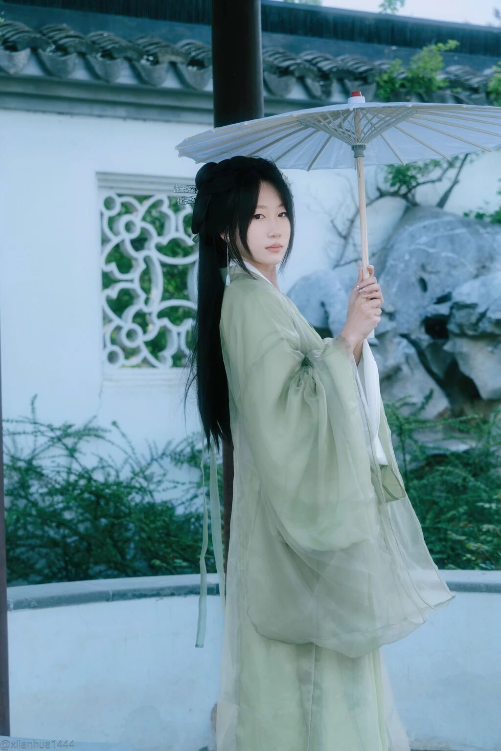 江南园林汉服写真教程:浅绿纱质汉服配竹简团扇,7个构图拍出清冷书卷气 - 第2张 - 汉服颂 江南园林汉服写真教程:浅绿纱质汉服配竹简团扇,7个构图拍出清冷书卷气 - 第2张