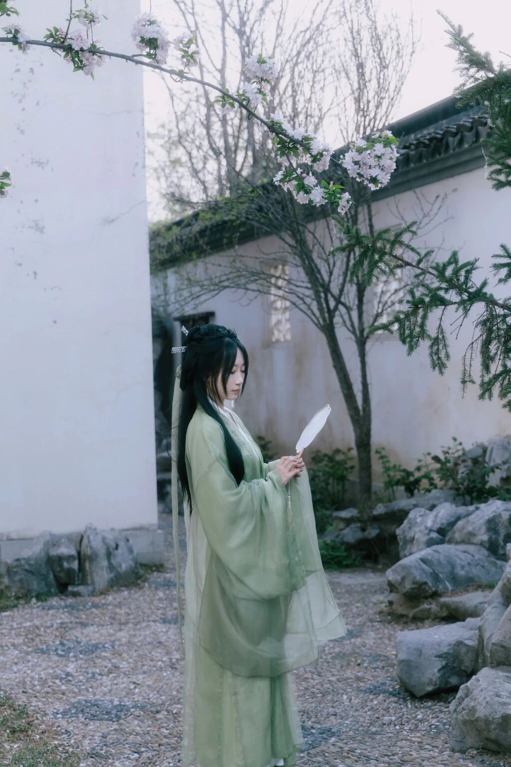 江南园林汉服写真教程:浅绿纱质汉服配竹简团扇,7个构图拍出清冷书卷气 - 第3张 - 汉服颂 江南园林汉服写真教程:浅绿纱质汉服配竹简团扇,7个构图拍出清冷书卷气 - 第3张