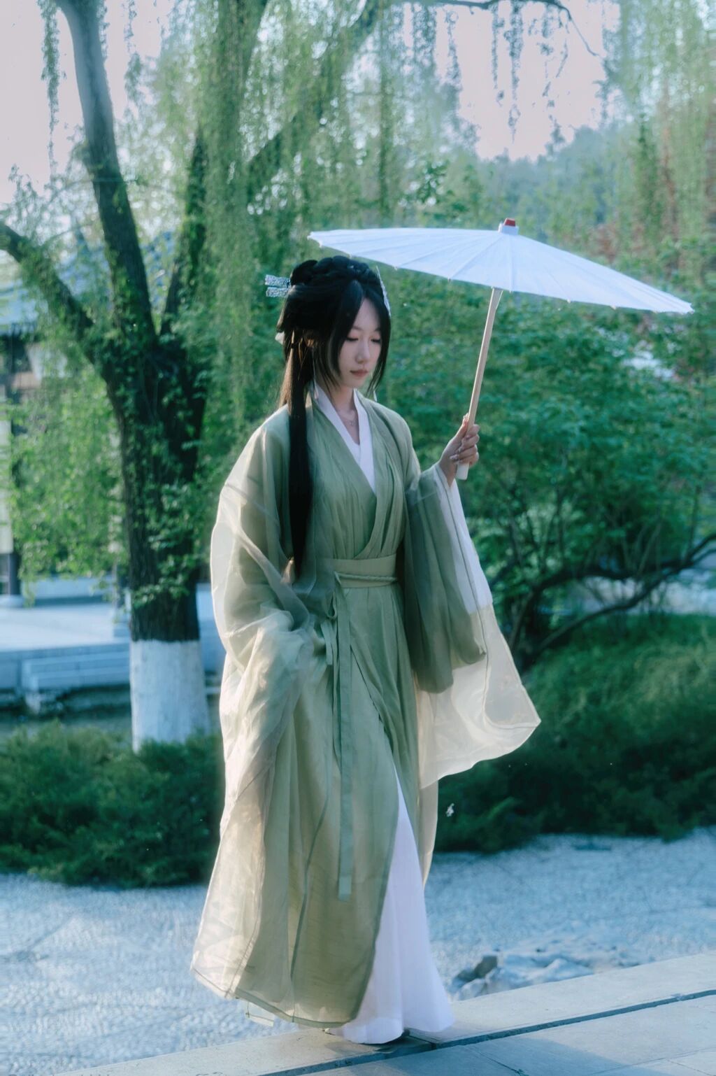 江南园林汉服写真教程:浅绿纱质汉服配竹简团扇,7个构图拍出清冷书卷气 - 第4张 - 汉服颂 江南园林汉服写真教程:浅绿纱质汉服配竹简团扇,7个构图拍出清冷书卷气 - 第4张