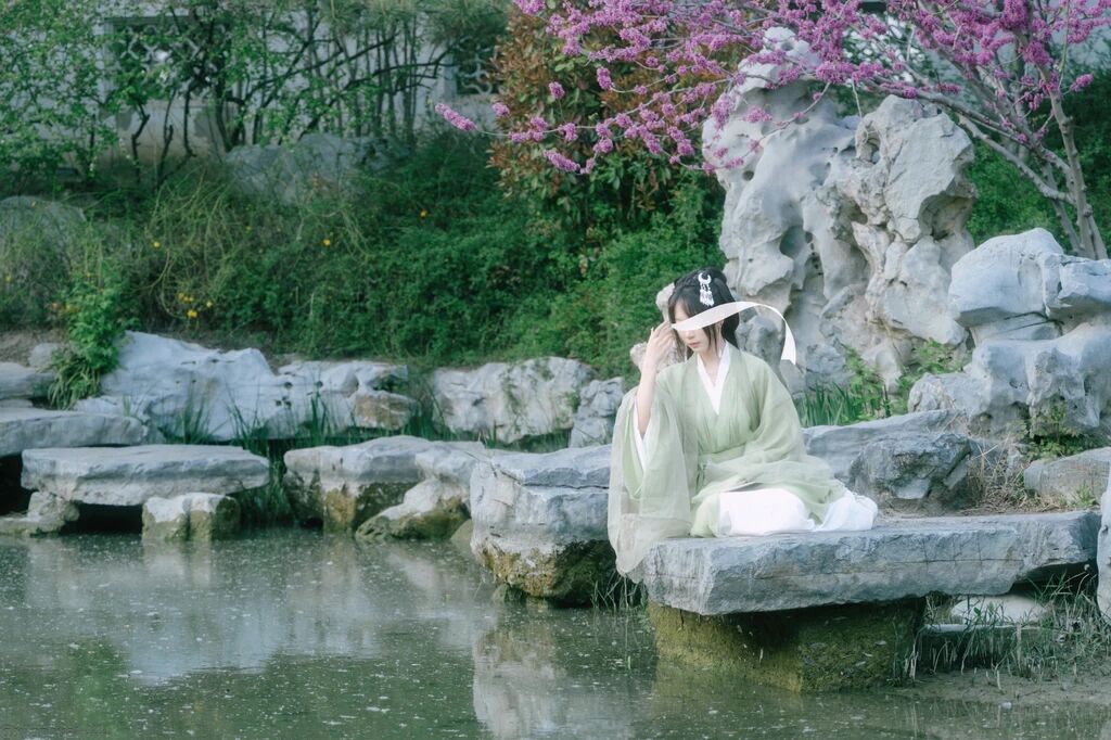 江南园林汉服写真教程:浅绿纱质汉服配竹简团扇,7个构图拍出清冷书卷气 - 第5张 - 汉服颂 江南园林汉服写真教程:浅绿纱质汉服配竹简团扇,7个构图拍出清冷书卷气 - 第5张