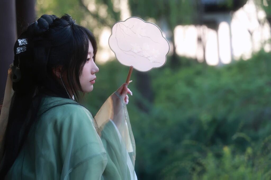 江南园林汉服写真教程:浅绿纱质汉服配竹简团扇,7个构图拍出清冷书卷气 - 第6张 - 汉服颂 江南园林汉服写真教程:浅绿纱质汉服配竹简团扇,7个构图拍出清冷书卷气 - 第6张