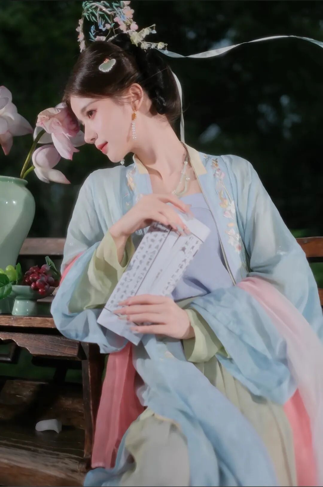 浅蓝绣花宋制汉服园林夜拍：6个姿势拍出温婉书香古风照 - 第2张