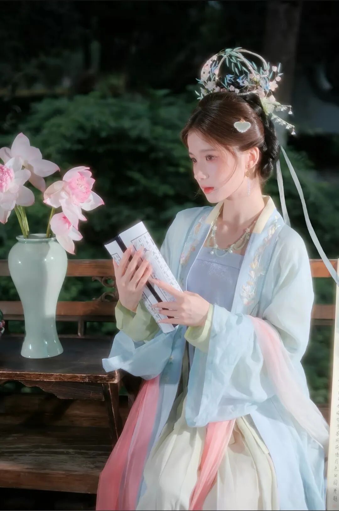 浅蓝绣花宋制汉服园林夜拍：6个姿势拍出温婉书香古风照 - 第3张