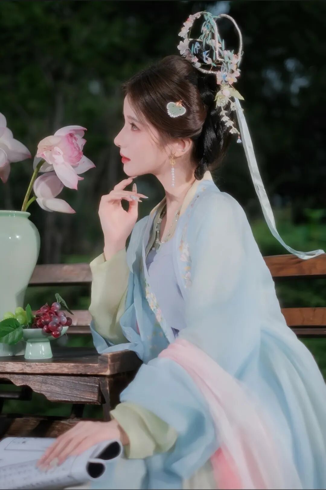 浅蓝绣花宋制汉服园林夜拍：6个姿势拍出温婉书香古风照 - 第4张