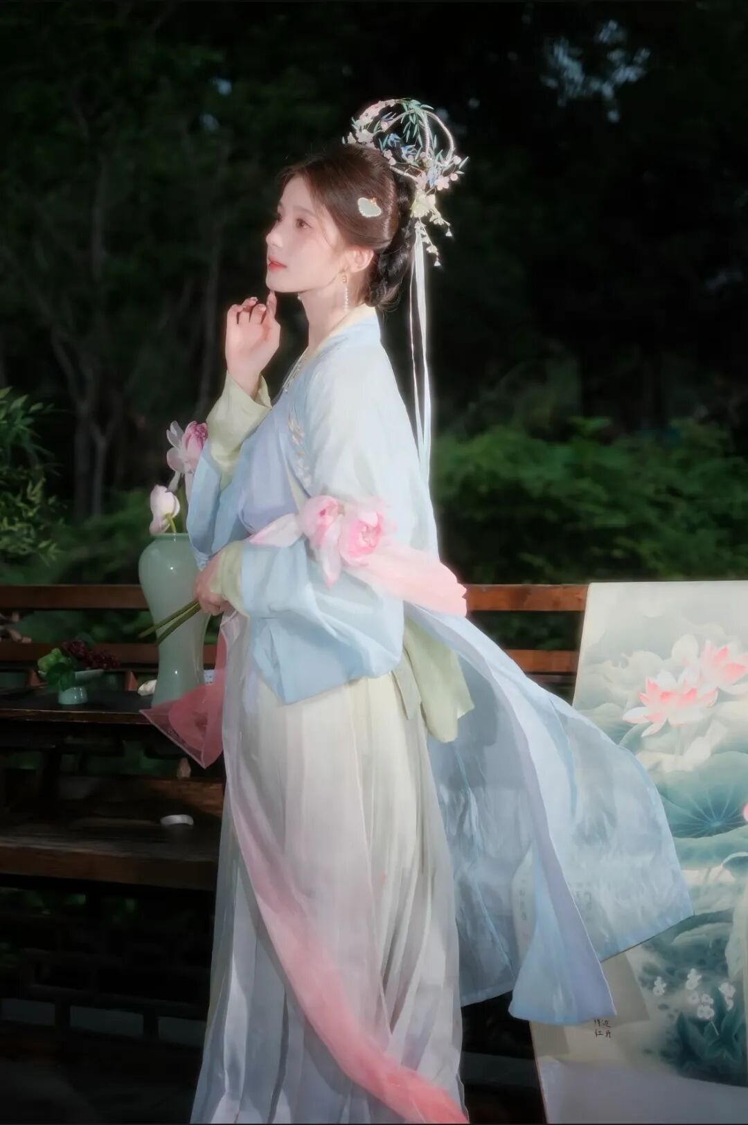 浅蓝绣花宋制汉服园林夜拍：6个姿势拍出温婉书香古风照 - 第7张