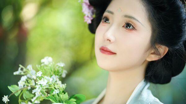 武侠古风写真 | 无情道：紫衣持剑的江湖传奇