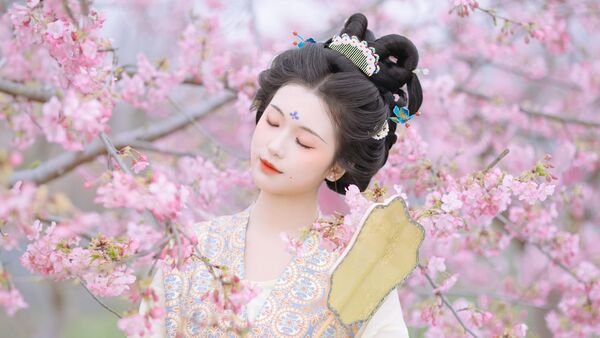 樱花古风摄影 | 春日游：粉色唐装执伞漫步的千年画卷