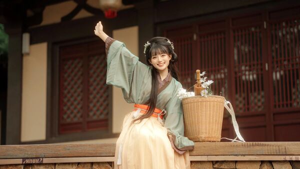 汉服写真 | 古院新妆：浅绿橘裙庭院少女的清新时光
