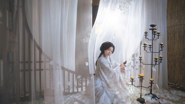 室内纱幔古琴汉服写真教程：白色大袖配花瓣烛台，4个姿态拍出清冷仙气感