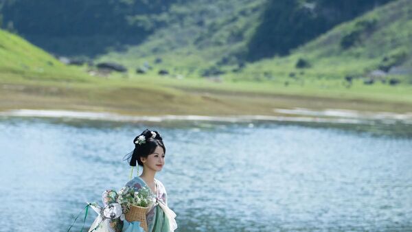 湖畔纸鸢｜浅蓝绿汉服拍出清冷温柔古风