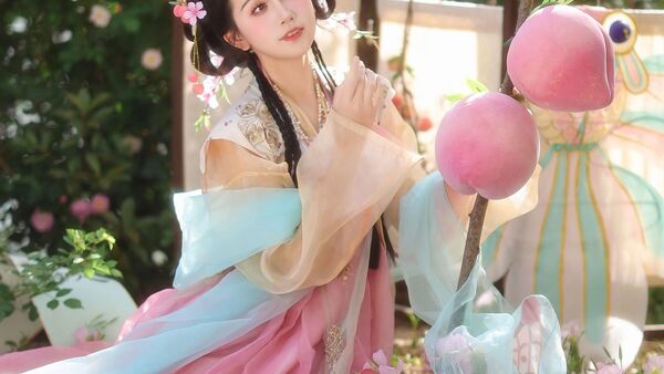 花丛春影｜粉蓝汉服蝴蝶风筝拍出少女古风
