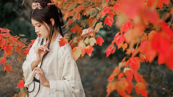 红枫林里｜白色印花汉服书法折扇拍出清冷东方感