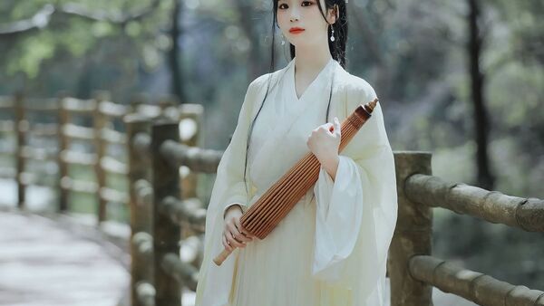 林间栈道｜白色汉服油纸伞拍出清冷魏晋风
