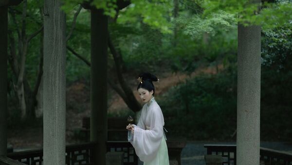 园林幽深｜淡粉浅绿汉服拍出清冷古风质感