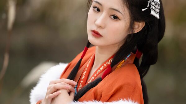 芦苇水岸｜橙红汉服白毛领拍出冬日清冷感
