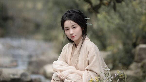 古村落魏晋风汉服写真教程:米色直裾配竹篮野花,5个姿态拍出清冷淡雅感