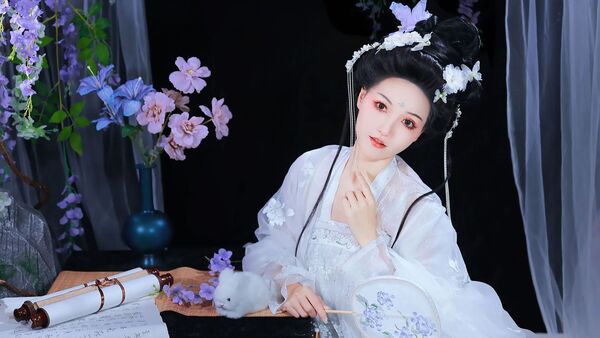 紫藤花下｜白色纱裙团扇书卷拍出清冷才女感