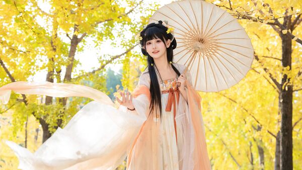 银杏林齐胸襦裙汉服写真教程：米白配橙色披帛，5个姿态拍出秋日仙气