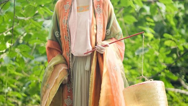 绿荫林下｜橙绿渐变汉服灯笼拍出温柔仙气