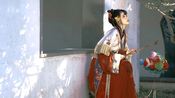 白墙窗棂｜红白刺绣汉服花灯拍出温婉国风
