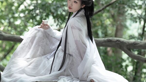 夏日绿荫｜白色飘逸汉服石桌拍出清冷仙气