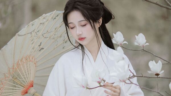 玉兰花开｜白色汉服拍出温婉淡雅东方美