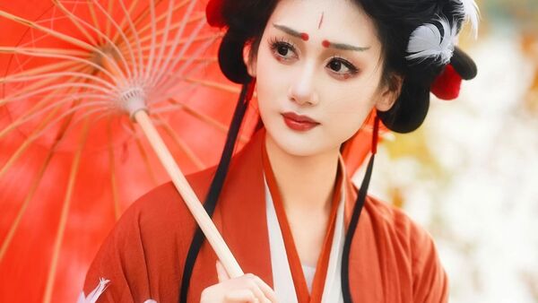 银杏林下｜红色羽衣汉服油纸伞拍出秋日仙气