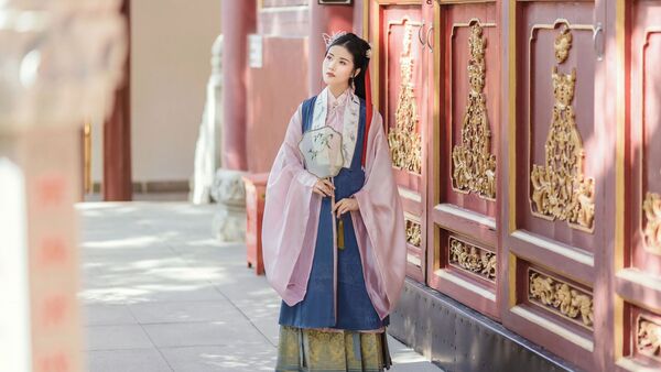 古建庭院｜粉蓝汉服油纸伞拍出温婉国风
