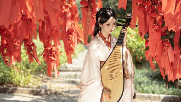 红绸祈福树｜白色汉服琵琶拍出温婉国风感