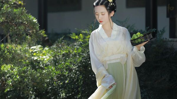江南庭院｜素白纱衣青提果篮拍出清透新中式