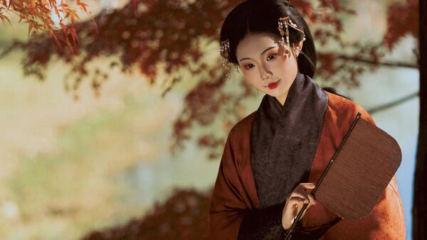 枫叶湖畔｜橙红汉服竹扇拍出秋日古韵