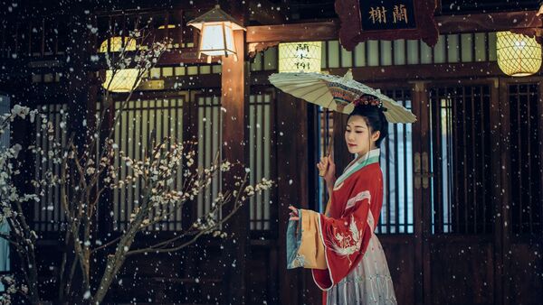 红色绣花汉服+油纸伞，雪夜古建筑拍出明艳清冷感