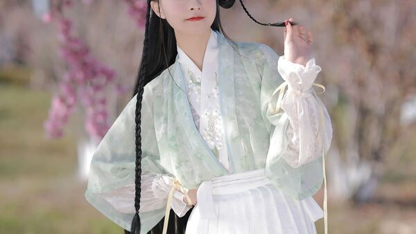【汉服写真】淡绿印花衫配白百褶，樱花树下拍出春日清甜