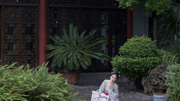 【汉服写真】紫藤花下别只站着，临水石台躺拍出慵懒氛围