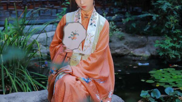 【汉服写真】橘衫提柿坐石畔：园林秋色里，坐姿比立姿更见生活气