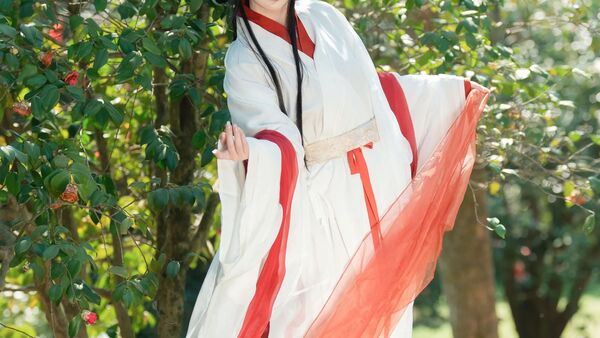 【汉服写真】白裳红衬执油纸伞：山茶花下明艳古风，一伞轻摇入画来