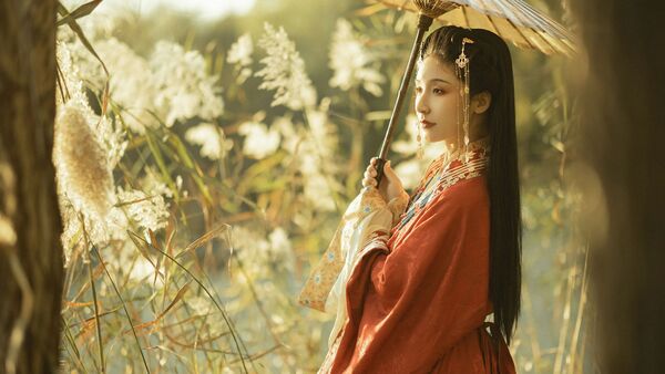 【汉服写真】枣红汉服过芦苇荡：油纸伞斜遮晚照，一袭清冷入湖风