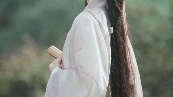 【汉服写真】淡粉汉服入山林：竹篮携伞，于林隙间拍出清野仙气