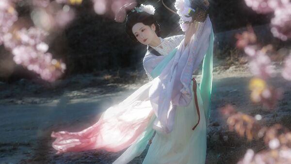 【汉服写真】齐腰襦裙花树写真：动静五式，拍出风中的轻盈